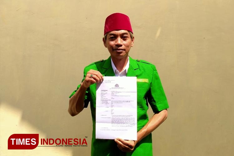 Ketua LBH GP Ansor Pacitan Yoga Tamtama Pamungkas saat menunjukkan bukti laporan kepolisian (FOTO: Rojihan/TIMES Indonesia)