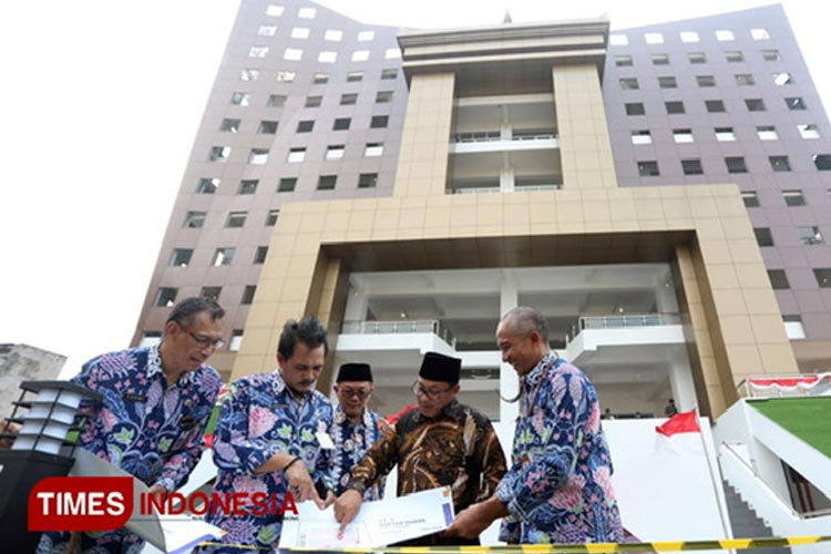 Wali Kota Malang, Sutiaji saat melihat peta penataan gedung MCC. (Foto: Dok. TIMES Indonesia)