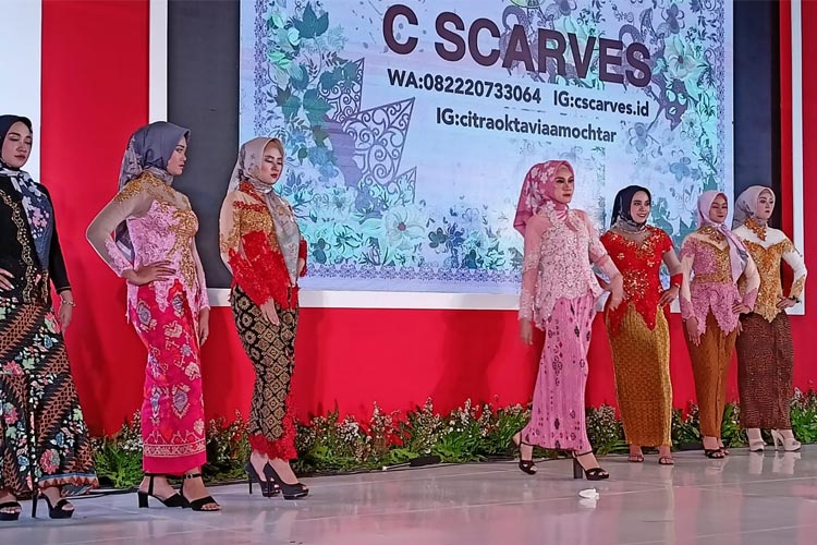 Model mengenakan paduan kebaya tradisional dan hijab motif wayang C SCARVES saat fashion show di Grand City Surabaya, Senin (21/8/2023).(Dok.C SCARVES)