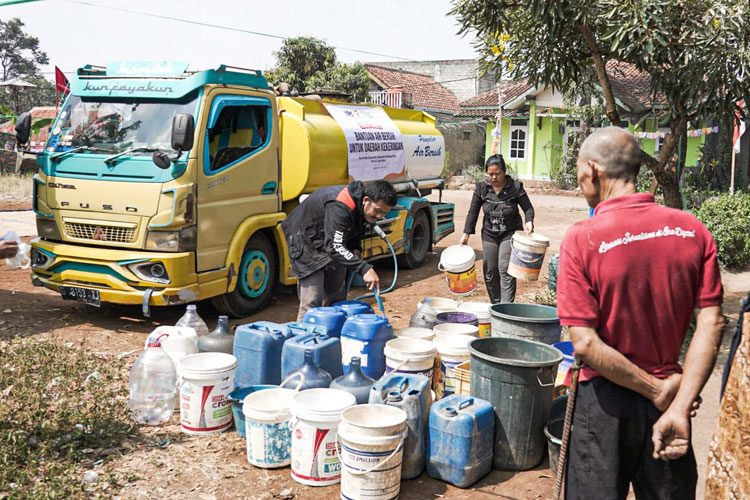 Atasi Kekeringan di Jawa Barat, Golden Future Indonesia Kirim Ribuan Liter Air Bersih