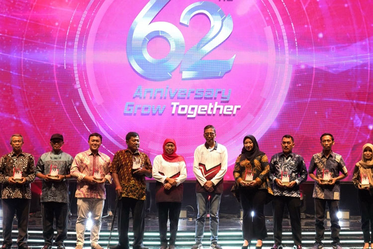 Gubernur Khofifah bersama Direksi Bank Jatim saat Puncak Perayaan HUT ke-62 Bank Jatim di Grand City Surabaya, Minggu (20/8/2023).(Dok.Humas Bank Jatim)