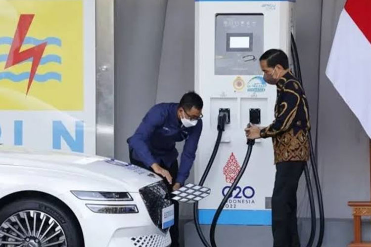 Presiden Jokowi saat mencoba layanan pengisian listrik milik PLN untuk mobil listrik. (Foto: setpres ri)