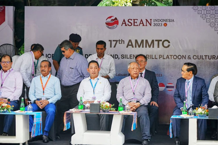 Nikmati Sunset Labuan Bajo Bareng Delegasi AMMTC, Kapolri: Kita Serap Energi Positif Majukan ASEAN