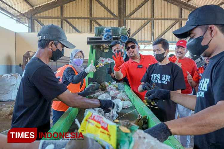 Pengolahan sampah di TPS3R Desa Petiken Kecamatan Driyorejo Kabupaten Gresik (Foto: Akmal/TIMES Indonesia).