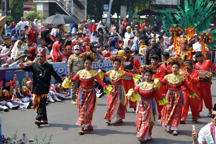 Peserta karnaval berbaris dengan rapihnya dengan berpakaian khas daerah (Foto : Dok. Humas Jabar)
