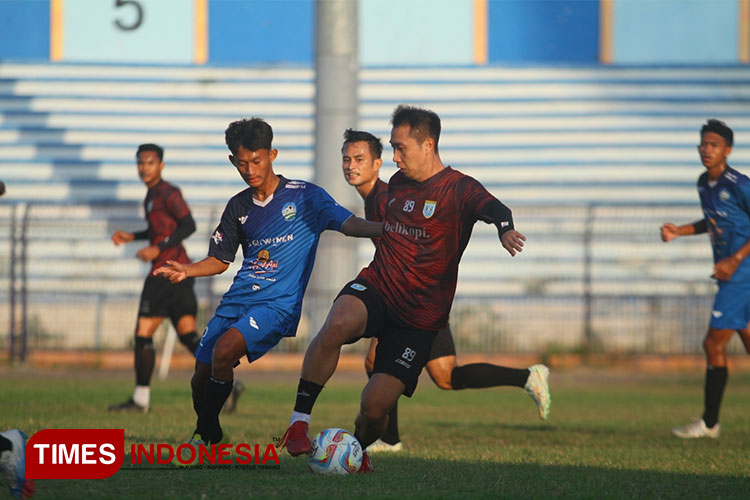 Tim sepakbola Porprov Kabulaten Lamongan, saat latihan bersama dengan Persela Lamongan, di Stadion Surajaya. (FOTO: MFA Rohmatillah/TIMES Indonesia)