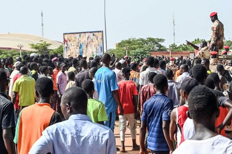 Ribuan pria mendatangi sl Stadion General Seyni Kountche di Niamey pada hari Sabtu.(FOTO: BBC/AFP)