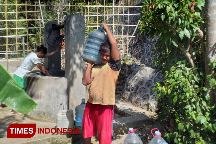 Krisis Air Bersih, Warga Kalidadap Bantul Tunggui Sumur Hanya Demi Satu Jerigen Air