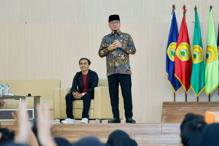 Wakil Ketua MPR RI  Yandri Susanto dalam kuliah umum untuk 720 mahasiswa baru Fakultas Ilmu Sosial dan Ilmu Politik Universitas Sultan Ageng Tirtayasa (Untirta) Serang Banten. (foto: dok MPR RI)