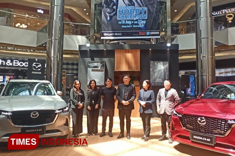 Direksi PT Eurokars Motor Indonesia saat peluncuran All-New Mazda CX60 di Atrium Galaxy Mall Surabaya, Selasa (22/8/2023).(Foto: Lely Yuana/TIMES Indonesia)