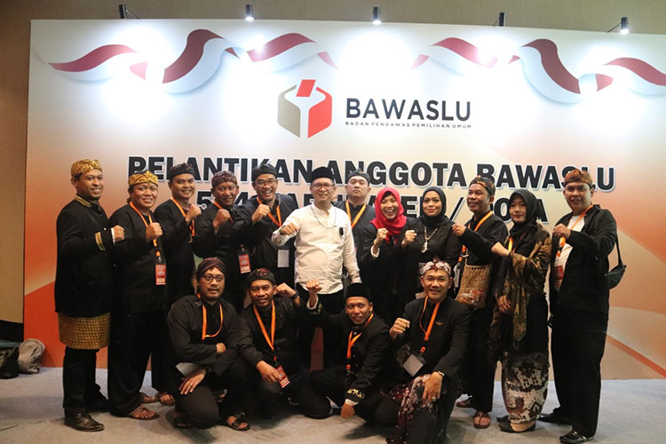 Berfoto bersama Ketua Bawaslu Jabar beserta para anggota Bawaslu lainnya setelah dilantik. (Foto: Dok. Bawaslu Jawa Barat)