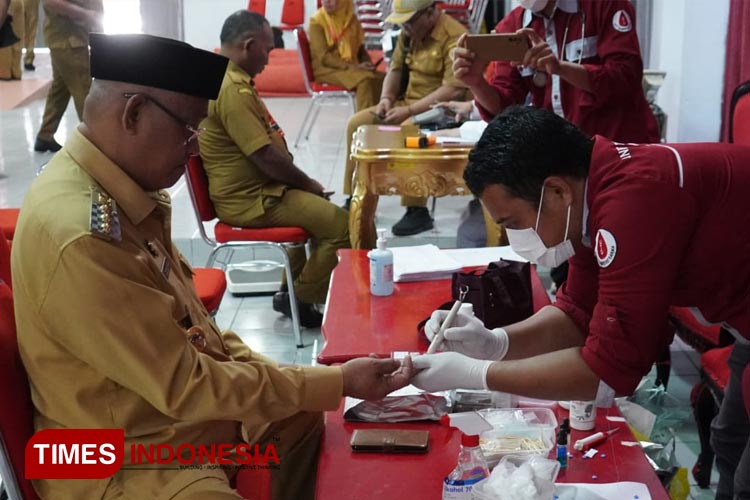 Wali Kota Tidore Kepulauan Capt Ali Ibrahim saat melakukan donor darah, Selasa (22/08/2023). (Foto: Harianto/TIMES Indonesia)