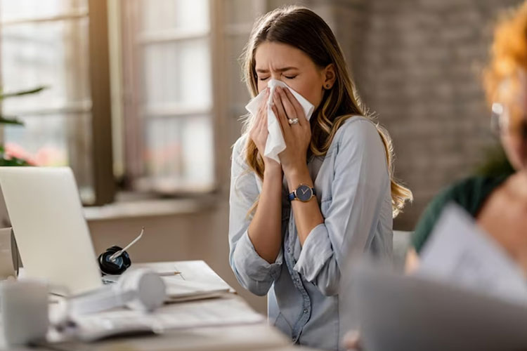 Gadis cantik mengalami hidung tersumbat saat bekerja di kantor. (Foto: Drazen Zigic/Freepik) 