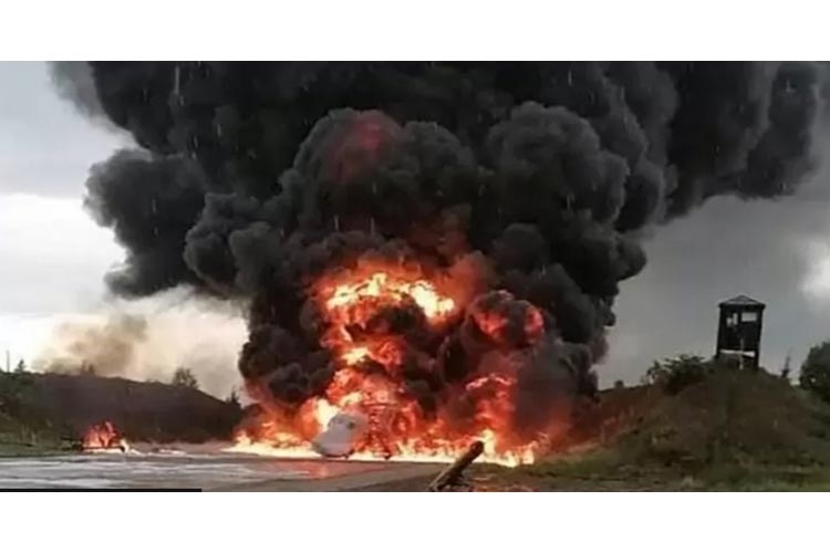 Jet tempur TU-22 terbakar di pangkalan udara Soltsy-2.(FOTO: BBC)