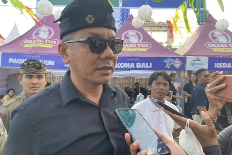 Kepala Satpol PP Bali Nyoman Rai Darmadi ketika diwawancara di Denpasar. ANTARA/Ni Putu Putri Muliantari