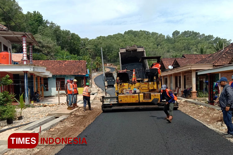 Pengerjaan jalan di Pacitan. (Foto: PUPR Pacitan for TIMES Indonesia)