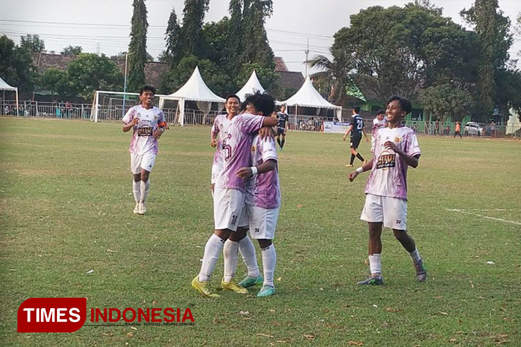 Pemain Kota Kediri saat merayakan golnya (foto: Yobby/TIMES Indonesia)