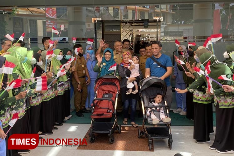 Kepulangan dua bayi kembar siam disambut oleh para tenaga kesehatan (nakes) RSSA Malang. (Foto: Rizky Kurniawan Pratama/TIMES Indonesia)