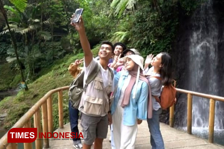 Pengunjung tengah menikmati di salah satu objek wisata yang ada di Desa Bantaragung, Kecamatan Sindangwangi, Kabupaten Majalengka. (FOTO: Hendri Firmansyah/TIMES Indonesia)