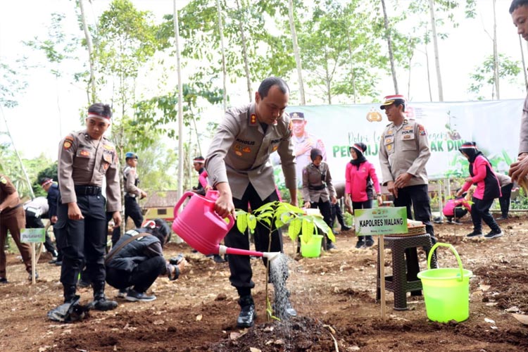 Polres Malang dan Forkopimda Hijaukan Lahan dengan Menanam 2000 Bibit Pohon