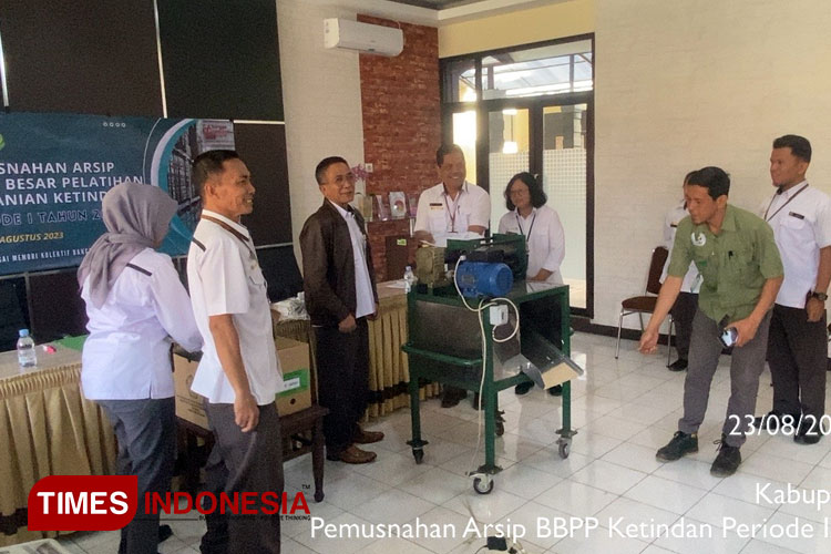 BBPP Ketindan memusnahkan arsip yang habis masa retensi, Rabu (23/8/2023). (Foto: BBPP Ketindan for TIMES Indonesia)