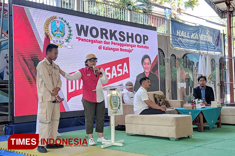 Anggota DPRD Jawa Timur, Diana AV Sasa saat membuka langsung acara Workshop Pencegahan dan Penanggulangan Narkoba di Kalangan Remaja yang dilaksanakan di SMK Negeri 1 Bendo. (Foto: Aditya Candra/TIMES Indonesia)