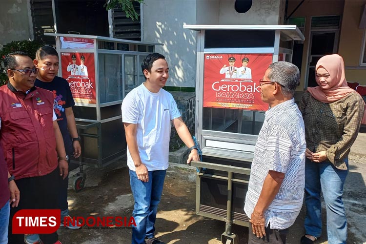 Dapat Bantuan Gerobak Raharja, Warga Kurang Mampu di Majalengka Berkaca-kaca