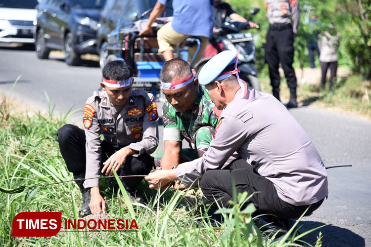 Tanggulangi Polusi, Polres Bondowoso Gotong Royong Lakukan Penghijauan