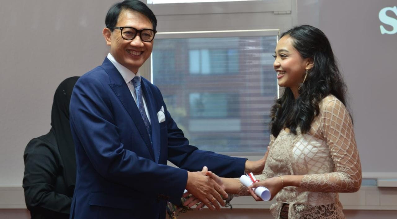 Duta Besar KBRI Berlin, Arif Havas, menyalami mahasiswi Indonesia yang telah lulus program sarjana di Jerman. (Foto: KBRI Berlin for TIMES INDONESIA)