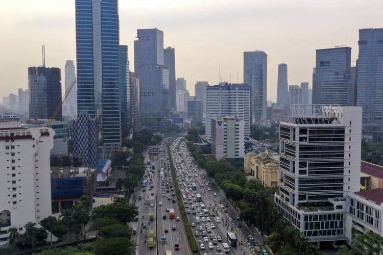 Foto udara sejumlah mobil melintas di Tol Dalam Kota di kawasan Jalan Gatot Subroto, Jakarta, Senin (21/8/2023). (Foto: ANTARA FOTO/M Risyal Hidayat/nym)
