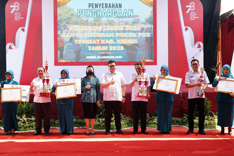 Bupati Kediri bersama kades yang menerima penghargaan (Foto: Diskominfo Kabupaten Kediri)