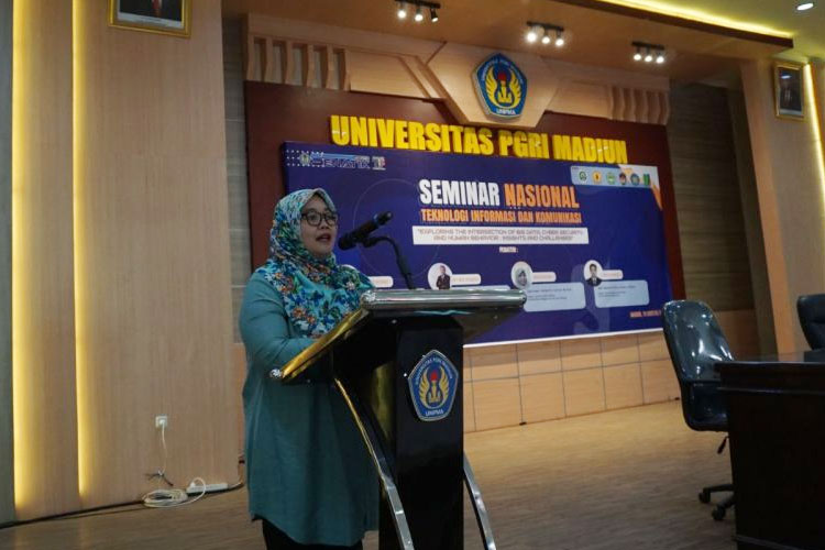 Seminar dibuka dengan sambutan Dekan Fakultas Teknik Unipma, Nasrul Rofiah Hidayati. (Foto: Humas UNIPMA for TIMES Indonesia)