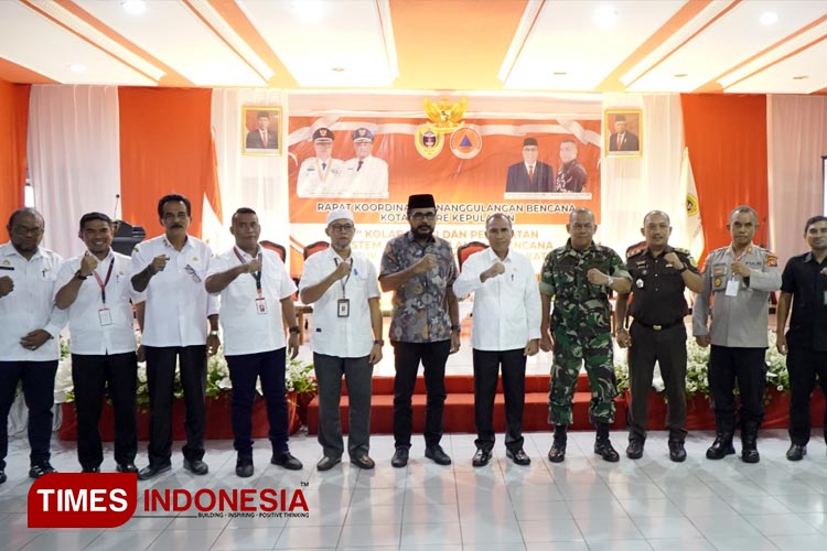 Peserta Rakor Penanggulangan Bencana Kota Tidore Kepulauan Tahun 2023 foto bersama, di Aula Sultan Nuku Kantor Wali Kota, Rabu (23/8/2023).  (FOTO: Harianto Daud/TIMES Indonesia)