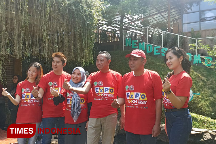 Foto bersama ketua pelaksana dan pihak-pihak terkait (Foto: Andrias Setia Pribadi/TIMES Indonesia)