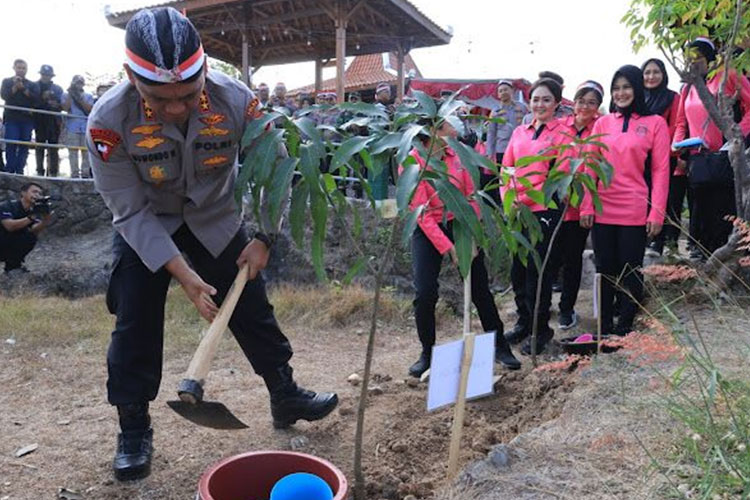 Dukung Rekor MURI, Polda DIY Tanam Belasan Ribu Bibit Pohon