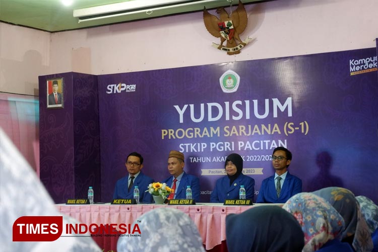 Suasana Yudisium mahasiswa STKIP PGRI Pacitan. (FOTO: Yusuf Arifai/TIMES Indonesia)