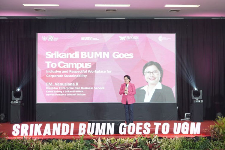 Direktur Enterprise & Business Telkom FM Venusiana R memberikan paparan dalam acara “Srikandi BUMN Goes to UGM” yang diselenggarakan oleh Srikandi BUMN bersama UGM di Yogyakarta, Rabu (16/8). (FOTO: AJP TIMES Indonesia)