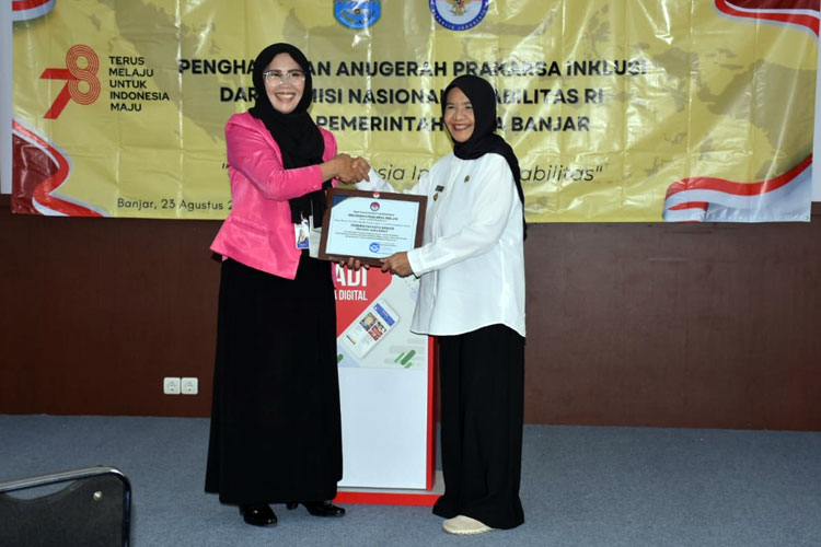 Wali Kota Banjar menerima Anugerah Prakarsa Inklusi dari KND RI. (Foto: Humas Kota Banjar) 