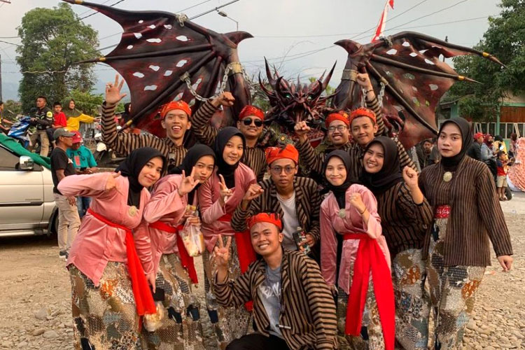 Berbusana Tradisional KSM Unisma Malang Meriahkan Karnaval Budaya Desa Kemiri Mojokerto