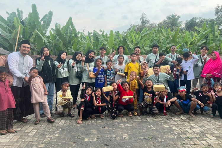 Mahasiswa KSM-T Unisma Malang bersama warga Dusun Gasik Wetan saat kegiatan lomba memperingati Kemerdekaan Republik Indonesia ke 78. (FOTO: AJP TIMES Indonesia)