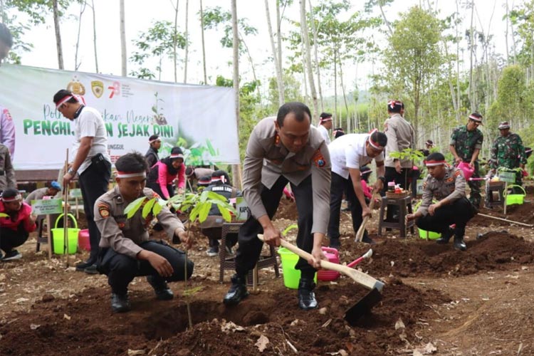 Bakti Sosial, Kapolres Malang Berikan Bantuan Sumur Bor dan Lakukan Penghijauan