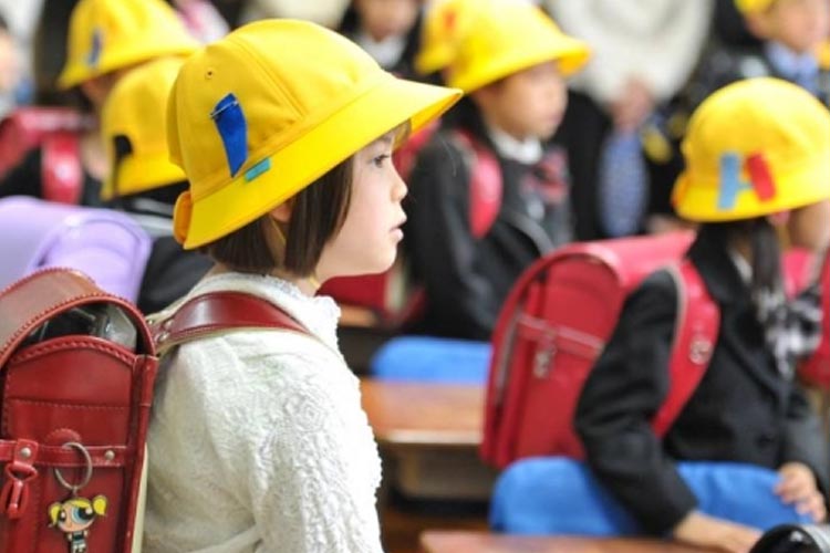 Siswa SD di Jepang menggunakan topi kuning untuk keselamatan berlalulintas. FOTO: shutterstock