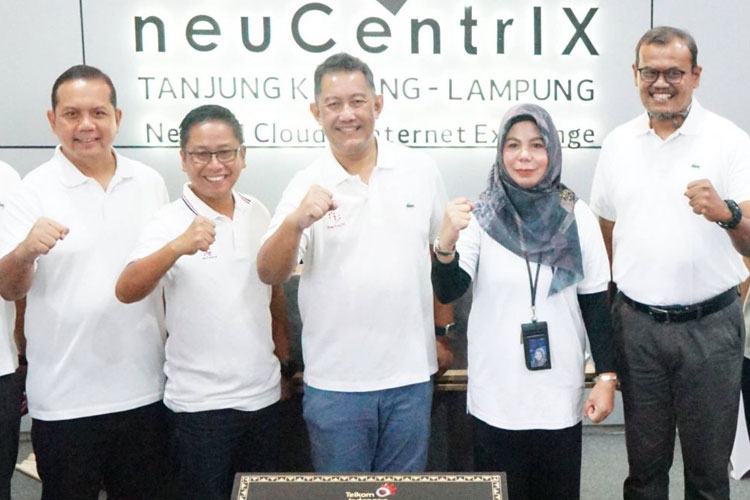 Direktur Wholesale & International Service Telkom Bogi Witjaksono (tengah) didampingi EVP Telkom Regional I Area Sumatra Djatmiko (kedua dari kiri) dan Senior Leaders Telkom dalam acara peresmian neuCentrIX Tanjung Karang, Lampung beberapa waktu lalu.