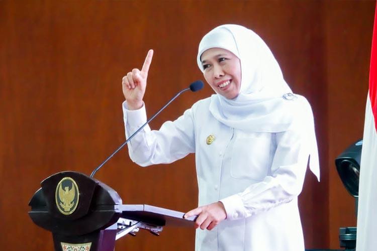 Gubernur Khofifah saat menyampaikan sambutan dalam acara Sapa Aparatur Sipil Negara (ASN) Pemerintah Provinsi Jawa Timur se Madura di Wilayah Kerja Bakorwil IV Pamekasan, Rabu (23/8/2023). (FOTO; Dok.Humas Pemprov Jatim)