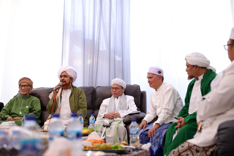 Majelis pertemuan antara Ulama Besar Habib Umar Bin Hafidh beserta rombongan dengan Rois Am PBNU KH Miftachul Akhyar bersama Jajaran PBNU di Surabaya, Rabu (23/8/2023) siang.(Dok.PBNU)