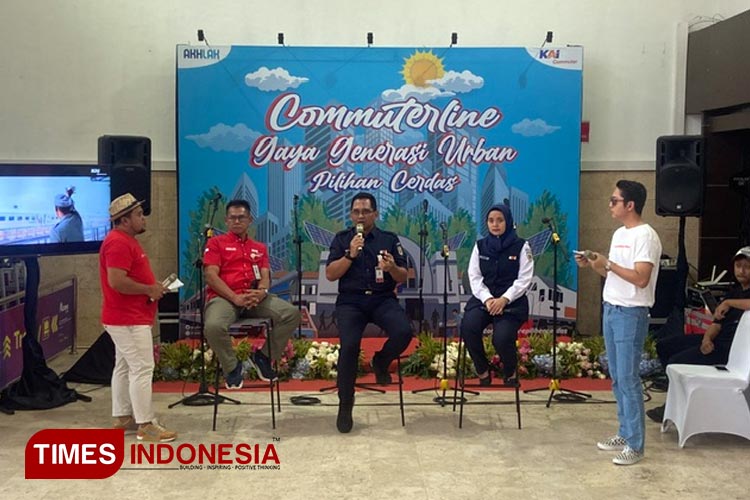 KAI Commuter saat melakukan sosialisasi tentang Commuter Line dan Kartu Multi Trip di Stasiun Malang. (FOTO: Rizky Kurniawan Pratama/TIMES Indonesia)