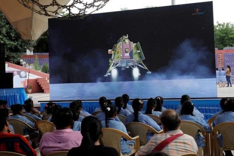 Simulasi pendaratan langsung ditayangkan di layar besar di seluruh India. (FOTO: BBC/Reuters)