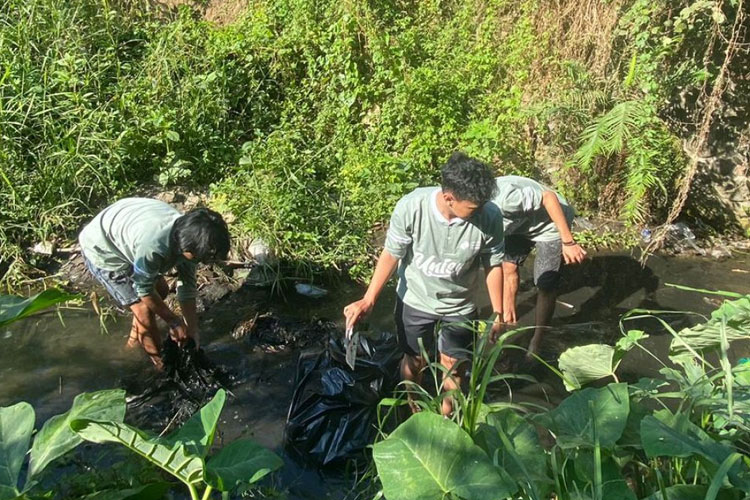 Riverside Clean Up, Gerakan Bersih&#45;Bersih Sampah di Aliran Sungai oleh Mahasiswa Unisma Malang