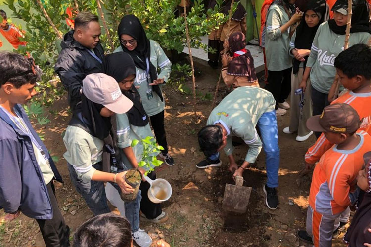 Peduli Lingkungan, Kelompok 65 KSM-T Unisma Malang Ajak Siswa SDN 01 Senggreng Lakukan Penghijauan