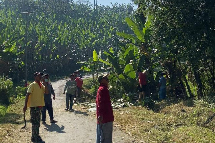 KSM&#45;T Unisma Malang Ajak Warga Gotong Royong Membersihkan Irigasi Pengairan Desa Gunungrejo